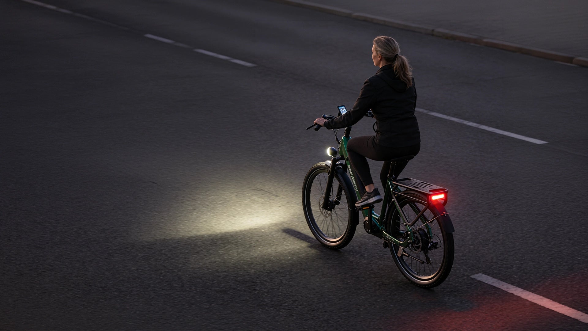 Illumina la strada.
Domina la notte.
Rimani visibile.